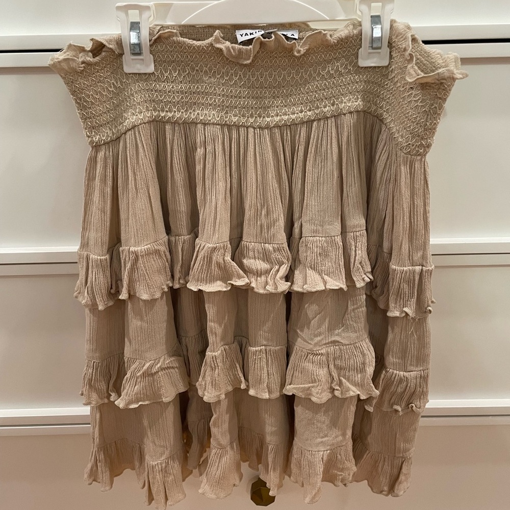 Super cute ruffle mini skirt!! Very good condition!!